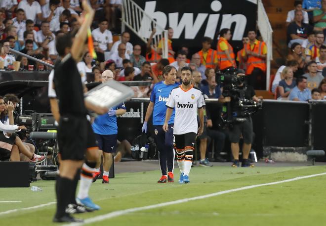 Jaume Costa tuvo un buen debut en la defensa del Valencia contra la Real Sociedad (Foto: David González)