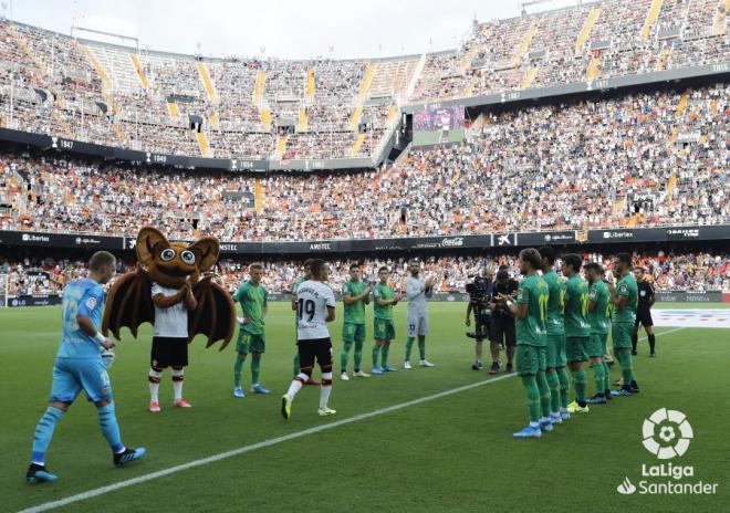 Valencia - Real Sociedad: Pasillo al campeón (Foto: LaLiga)