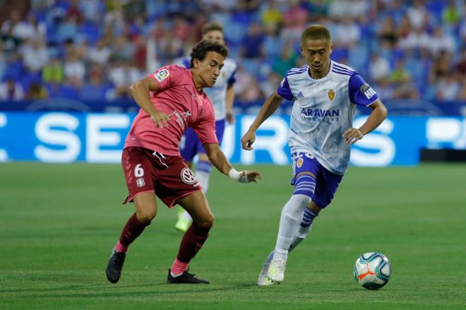 Luis Milla presiona a Kagawa durante el Real Zaragoza-Tenerife (Foto: Daniel Marzo).