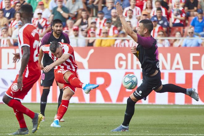 Javi Fuego repele un disparo de un jugador del Girona (Foto: LaLiga)