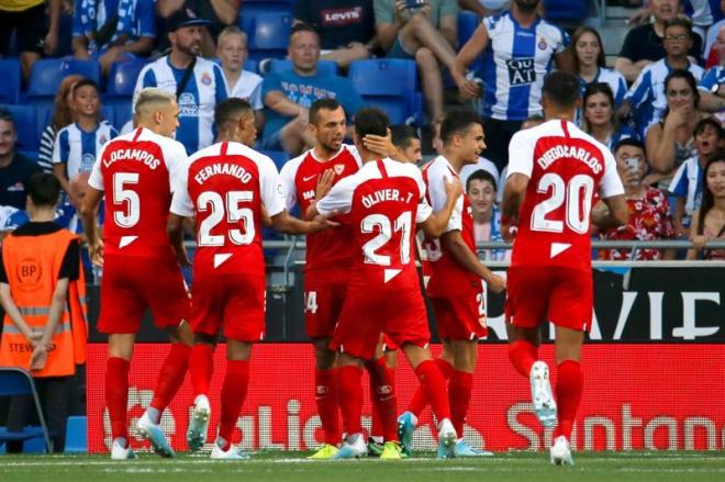 Los jugadores del Sevilla celebran el gol de Reguilón ante el Espanyol.