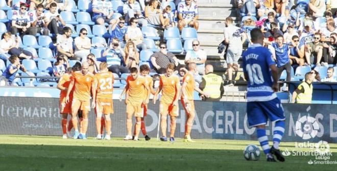 Los jugadores del Oviedo celebran uno de los tantos conseguidos en Riazor.