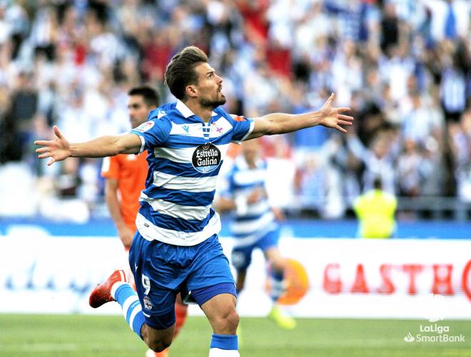 Christian Santos celebra su gol en el Deportivo-Real Oviedo (Foto: LaLiga).