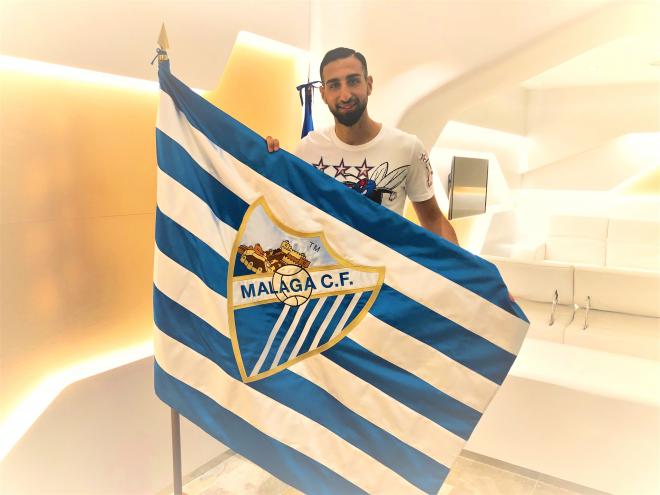José Rodríguez, con la bandera del club en Martiricos (Foto: Málaga CF).