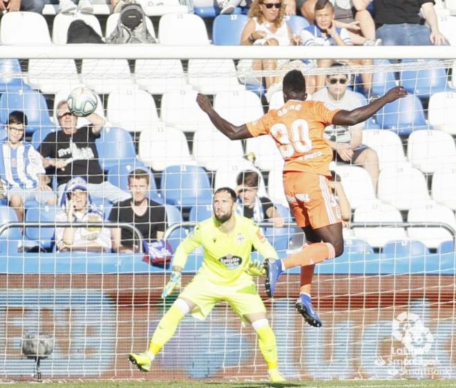 Samu Obeng rematando de cabeza para anotar el segundo gol del Oviedo.