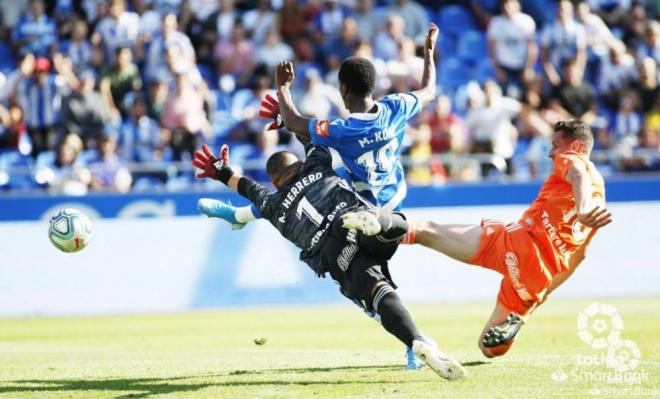 Alfonso, Koné y Christian en la acción del primer gol del Deportivo - Oviedo.