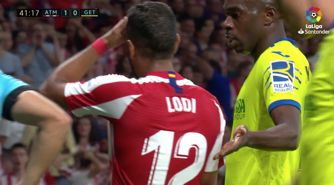 Renan Lodi se lamenta durante un partido.