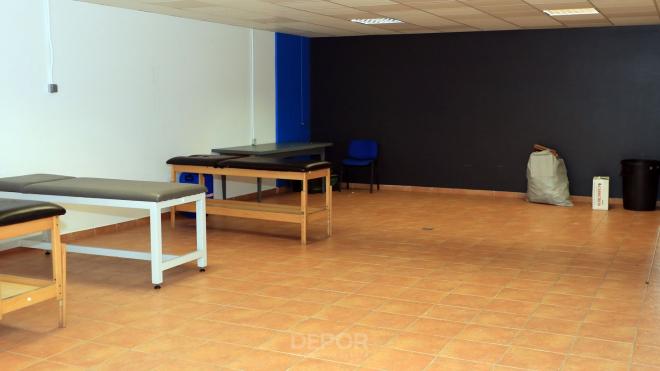 La limpieza del vestuario visitante tras el Deportivo-Real Oviedo (Foto: RC Deportivo).