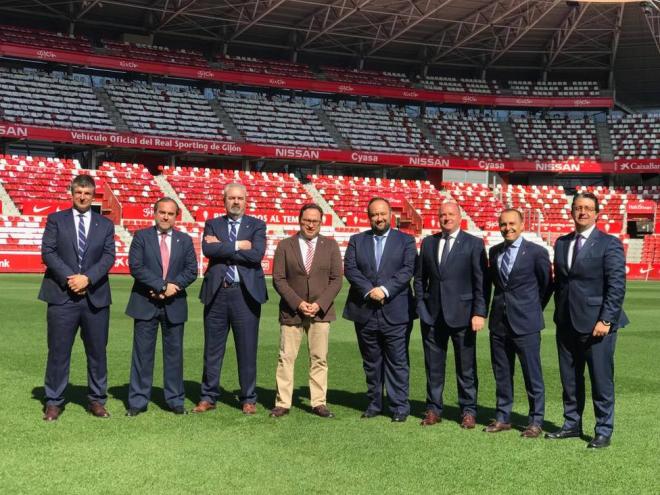 Las directivas del Sporting y el Real Oviedo antes del derbi asturiano del pasado curso en El Molinón (Foto: RSG).