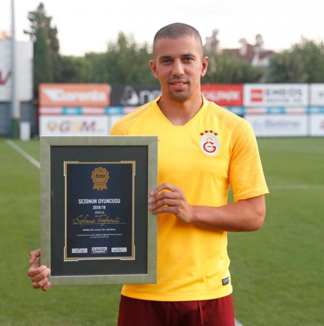 Feghouli recibe el trofeo a mejor jugador (Foto: Twitter)