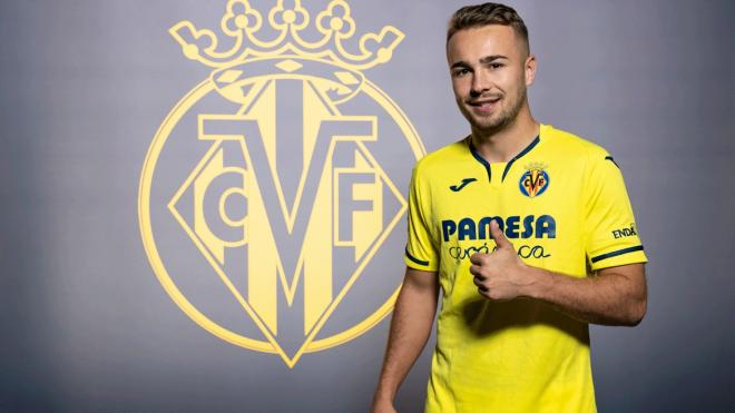 Ontiveros posa con la camiseta amarilla el día de su fichaje en 2019 (Foto: Villarreal).