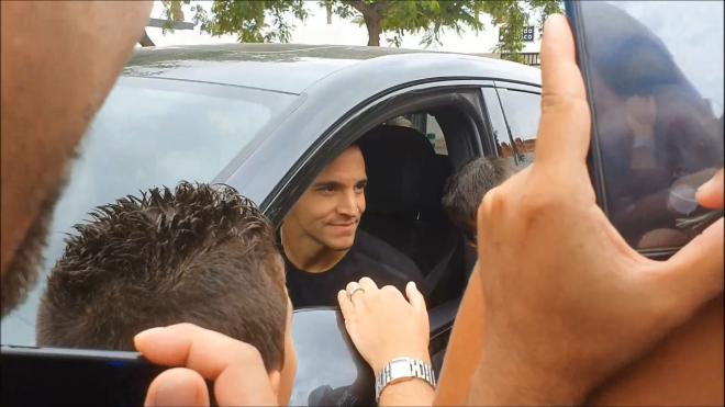Rodrigo se fotografía con aficionados a la salida del entrenamiento.