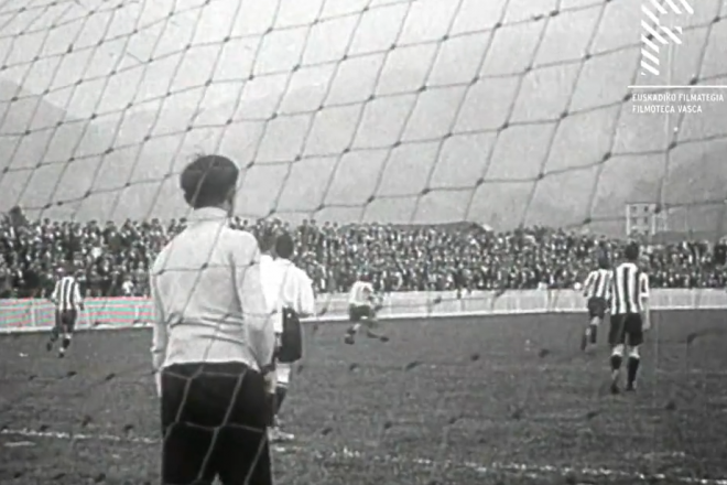 Imagen del partido Athletic-Real Racing de Irun con el que se inauguró el viejo San Mamés.