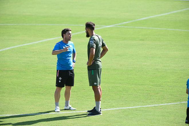Borja Iglesias, charlando con Rubi en un entrenamiento (Foto: Kiko Hurtado).