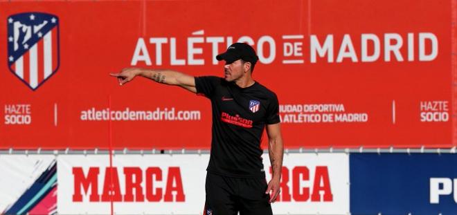 Simeone dirige un entrenamiento del Atlético de Madrid.
