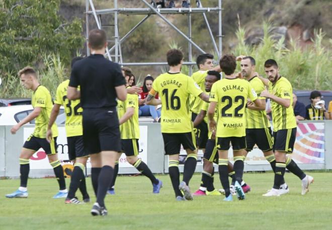 El equipo celebra el gol de Linares