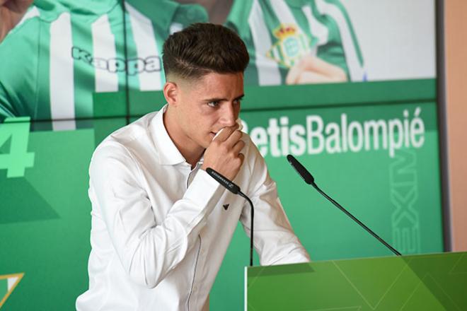 Álex Moreno, emocionado en su presentación con el Betis (Foto: Kiko Hurtado).