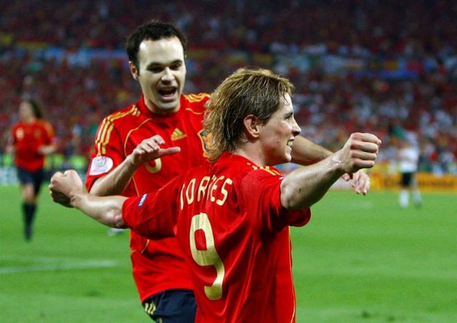 Fernando Torres e Iniesta celebrando el tanto ante Alemania (Foto: EFE).
