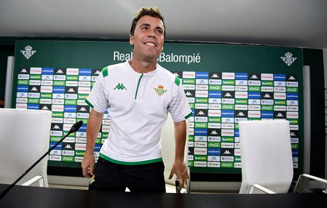 Rubi, en la sala de prensa de la Ciudad Deportiva del Betis (Foto: Kiko Hurtado).