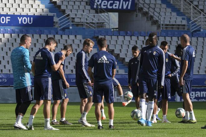 Los jugadores del Real Oviedo durante un entrenamiento en el Carlos Tartiere (Foto: Luis Manso).