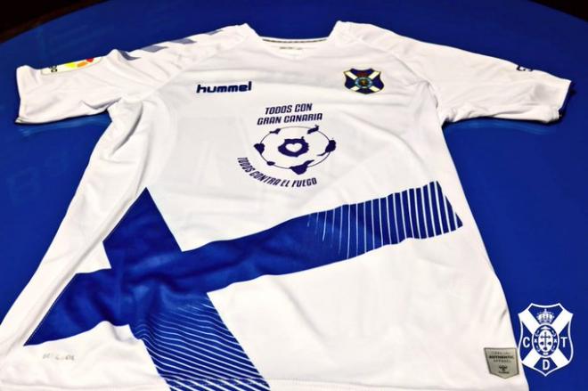 Camiseta del Tenerife en apoyo a Gran Canaria tras los incendios.