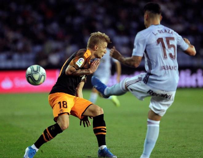 Wass, ante Olaza, en el Celta-Valencia.