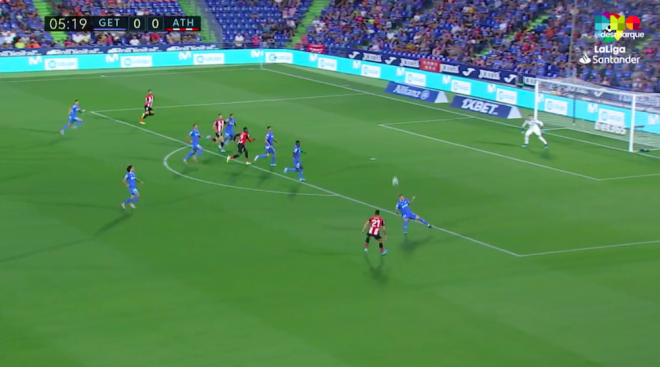 Acción de Ander Capa en el gol de Raúl García en Getafe.