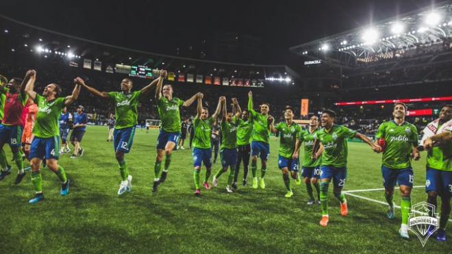 Cecchini, a la derecha, celebra la victoria con sus compañeros (Foto: Seattle Sounders).