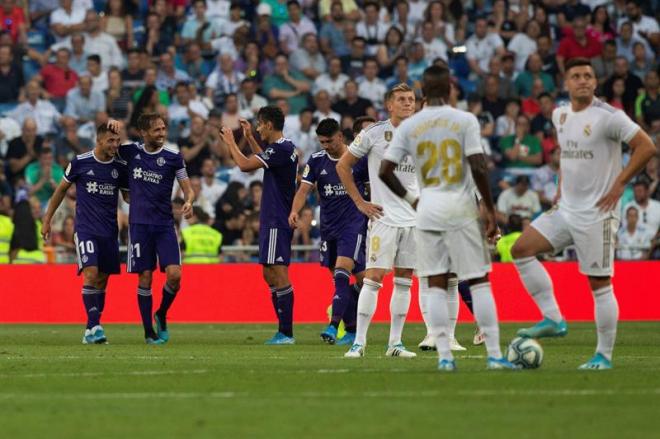 Sergi Guardiola celebra el gol ante la decepción de los jugadores blancos.