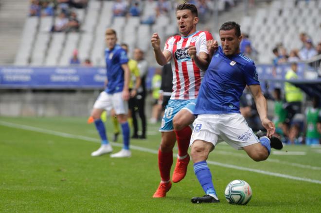 Christian Fernández puja por un balón en el Real Oviedo-Lugo (Foto: Luis Manso).