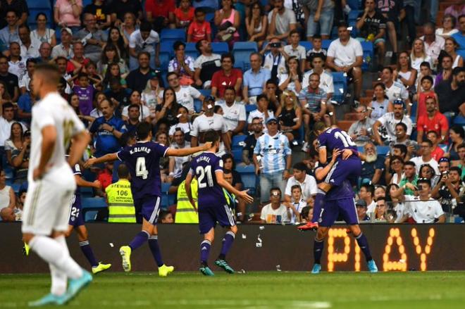 El Real Valladolid celebra el gol de Sergi Guardiola en el Bernabéu.