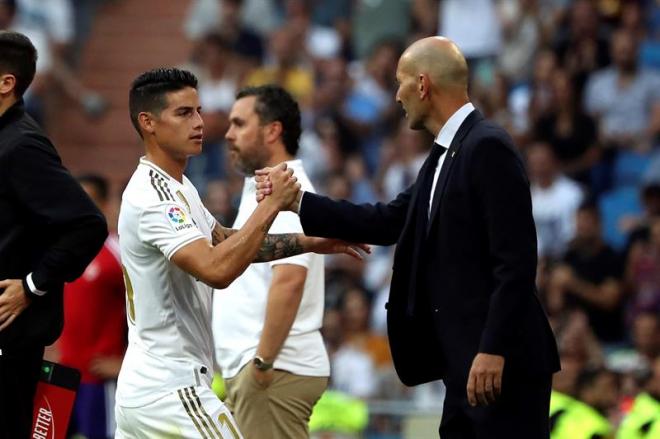James Rodríguez se saluda con Zidane (Foto: EFE).