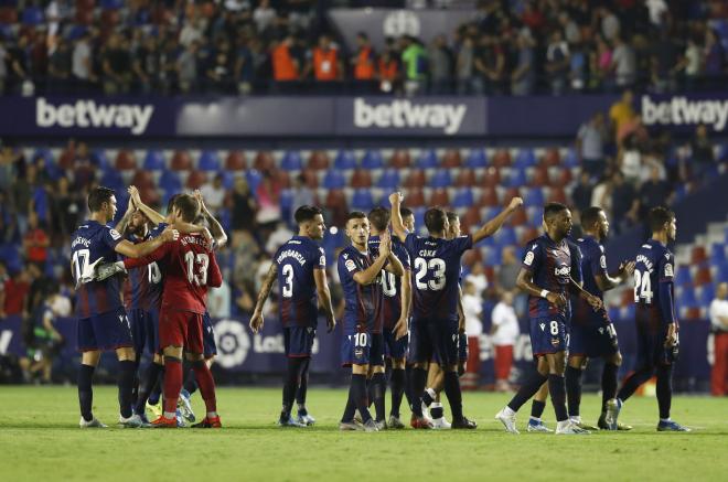 Los jugadores del Levante, al final del partido (Foto: D. González).