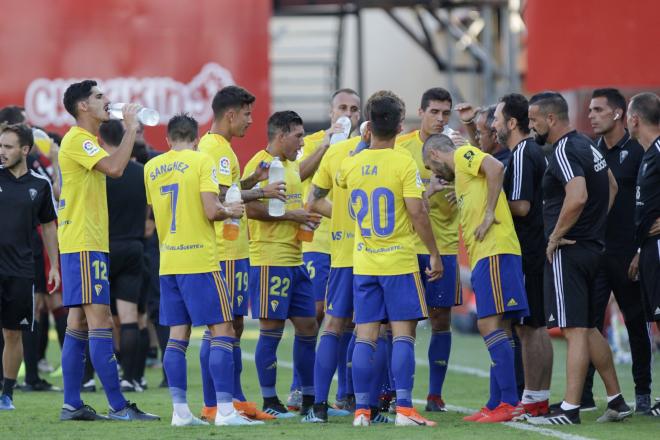 Los jugadores del Cádiz, durante el parón para la hidratación (Foto: Edu del Fresno).