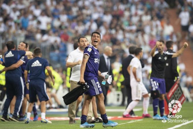 Pedro Porro, Sergio y el resto del banquillo del Real Valladolid celebran el gol de Guardiola al Madrid (Foto: LaLiga).