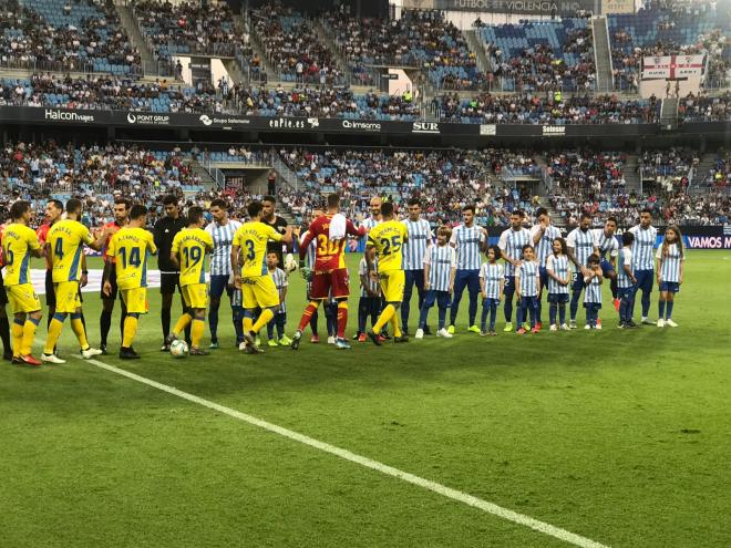Málaga y Las Palmas se saludan antes del partido.
