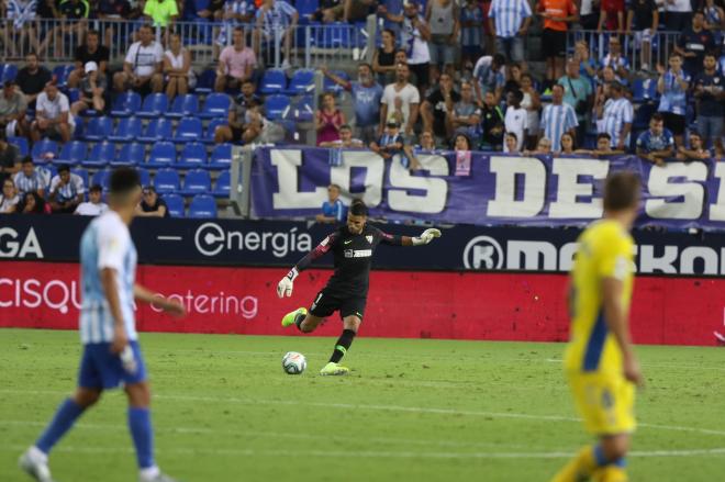 Munir golpea en el Málaga-Las Palmas.