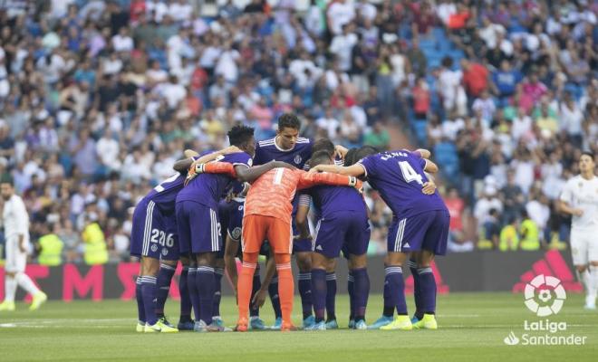 Los titulares del Real Valladolid en el duelo en el Bernabéu, antes del inicio del partido (Foto: LaLiga).