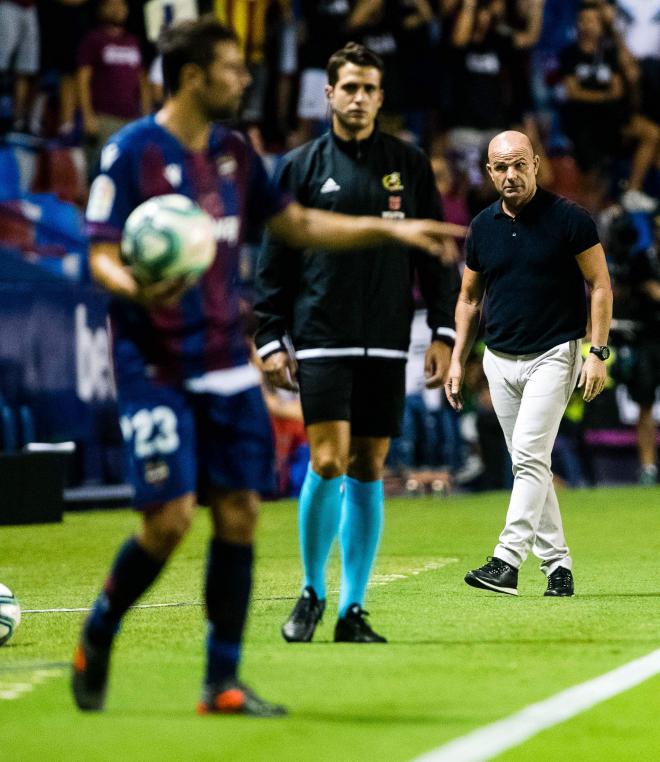 Paco López en el encuentro contra el Villarreal. (Foto: Levante UD)