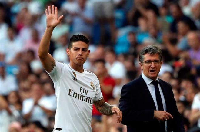 James, jugador del Real Madrid, saluda a la afición cuando abandona el césped.