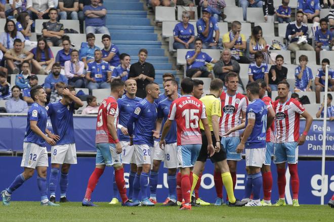 Jugadores del Oviedo y del Lugo protestan una de las decisiones del árbitro (Foto: Luis Manso).