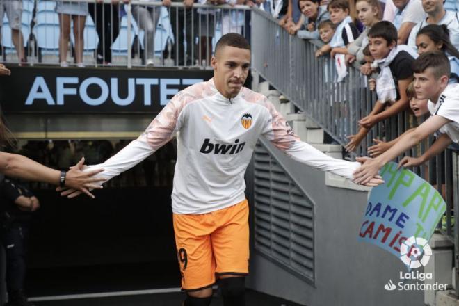 Rodrigo saluda antes del Celta-Valencia (Foto: LaLiga)