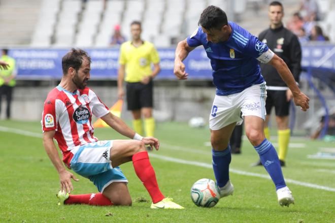 Saúl Berjón trata de llevarse un balón durante el Real Oviedo-Lugo en el Tartiere (Foto: Luis Manso).