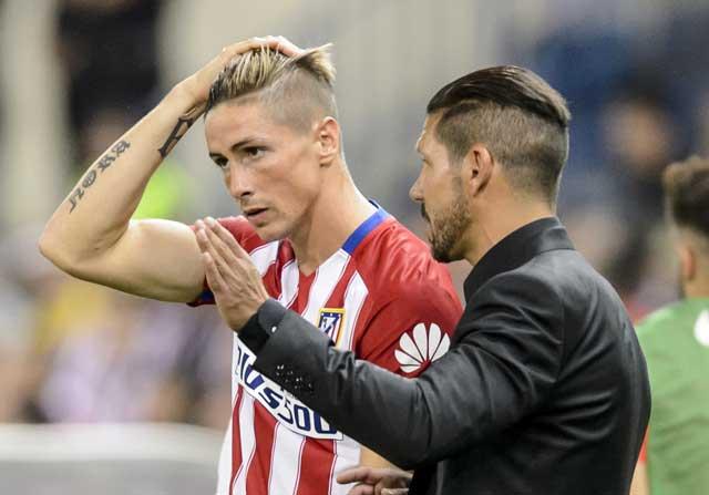 Fernando Torres recibe indicaciones de Simeone durante un partido del Atlético.