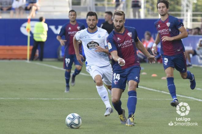 Borja Valle presiona a un rival en el Huesca-Dépor (Foto: LaLiga).
