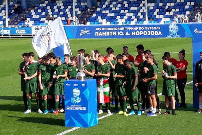 Los cadetes recibiendo su trofeo de campeones de la Morozov Cup.
