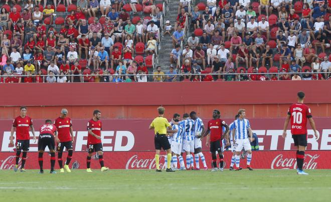 Los jugadores de la Real Sociedad celebran el gol de Odegaard a pase de Portu ante el Mallorca (Foto: LaLiga).