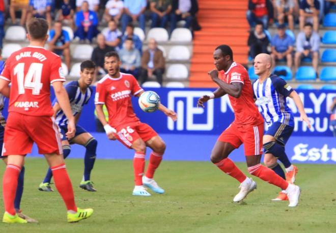 Dwamena controla el balón ante la mirada de dos rivales y de Luis Suárez y Guti (Foto: Real Zaragoza)