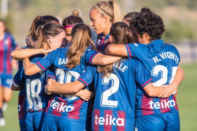El Levante UD Femenino celebra un gol ante el Rayo. (Foto: Levante UD)