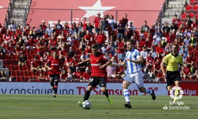 Illarra pugna por un balón en el Mallorca-Real Sociedad (Foto: LaLiga).